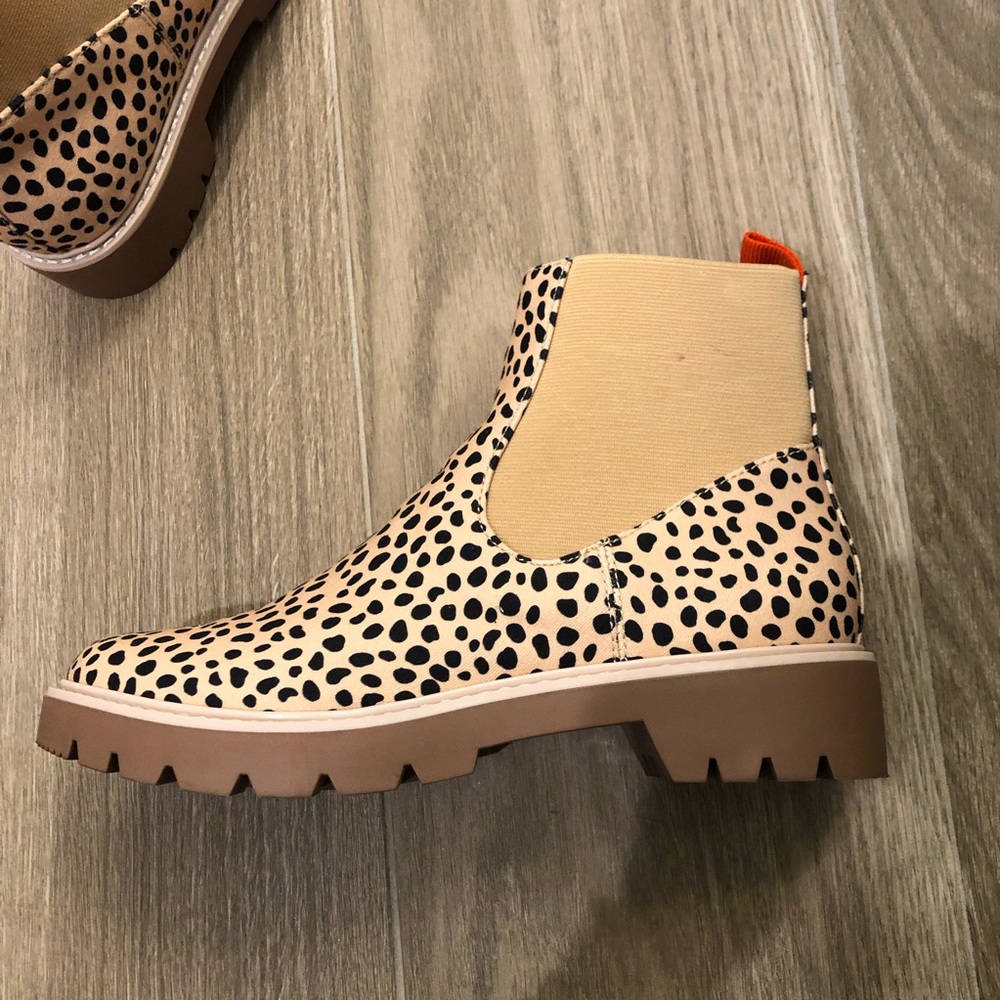 {Dolce Vita} Leopard Booties